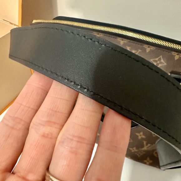 LOUIS VUITTON Monogram Flower Zipped Tote MM Black - Picture 4 of 14